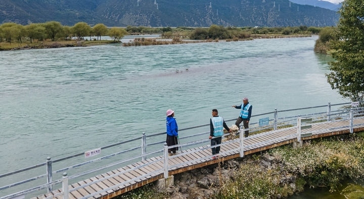 西藏雅尼國家濕地公園管護(hù)員在巡護(hù)途中小憩（無人機(jī)照片，2023年9月8日攝）。新華社記者 丁增尼達(dá) 攝