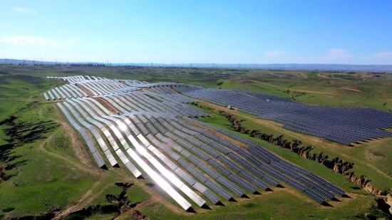 紅寺堡區(qū)發(fā)展光伏產(chǎn)業(yè)。新華社發(fā)（康國(guó)慶 攝）