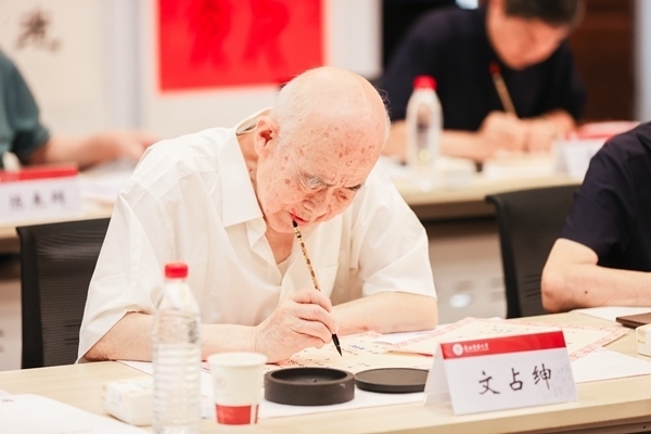 陜西師范大學毛筆手寫錄取通知書現(xiàn)場。校方供圖