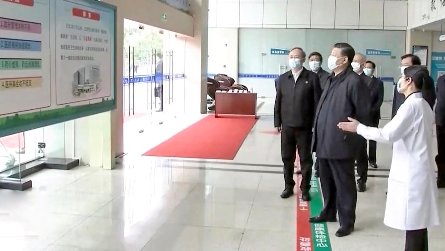 △2021年3月23日，習(xí)近平總書記在福建三明沙縣總醫(yī)院住院樓一層大廳，聽取醫(yī)改情況介紹。