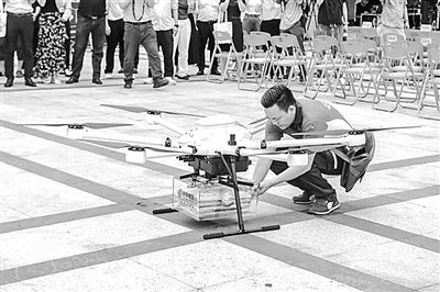 郵政工作人員取出無人機(jī)配送的高考錄取通知書。華南理工大學(xué)供圖