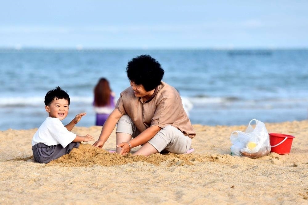 △山東日照陽光海岸綠道沙灘一角。近年來，日照還海于民、還景于民，在保留松林、沙灘、礁石和濕地資源的基礎(chǔ)上，修復(fù)整治生態(tài)岸線，打造出一條長約28公里的陽光海岸綠道，吸引眾多市民游客度假休閑。