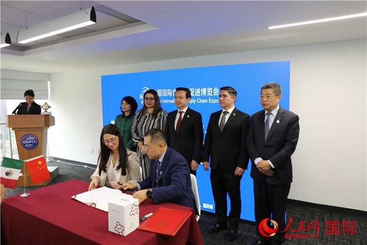 與會嘉賓簽署關于共同促進墨西哥企業(yè)參加第二屆鏈博會合作備忘錄。人民網(wǎng) 埃內(nèi)斯托·多明戈斯攝