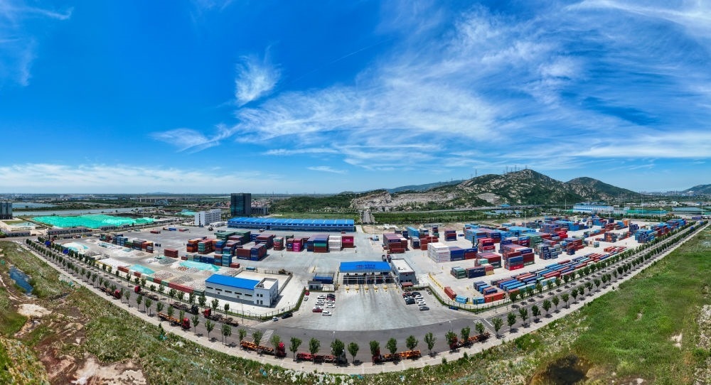 2024年6月26日拍攝的位于江蘇省連云港市連云區(qū)的上合組織（連云港）國(guó)際物流園內(nèi)的中國(guó)外運(yùn)集裝箱場(chǎng)站（無(wú)人機(jī)照片）。上合組織（連云港）國(guó)際物流園是連云港建設(shè)“一帶一路”交匯點(diǎn)強(qiáng)支點(diǎn)和上合組織國(guó)家出?；氐闹匾脚_(tái)載體。新華社記者 季春鵬 攝