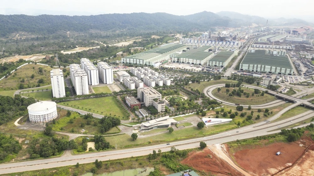 這是2024年6月13日在馬來(lái)西亞彭亨州拍攝的馬中關(guān)丹產(chǎn)業(yè)園（無(wú)人機(jī)照片）。新華社記者 程一恒 攝