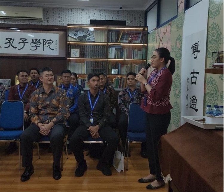 警察學員用漢語進行自我介紹 ?；顒又鬓k方供圖