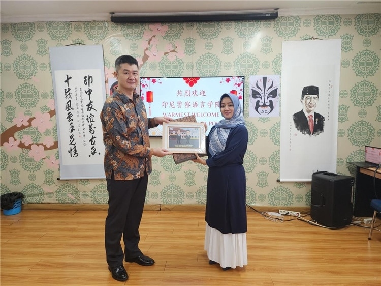 警察語言學院老師與王大昕交換禮品。活動主辦方供圖