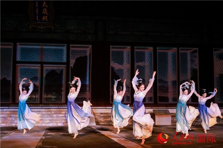 “光影北京——2024世界燈光師大會(huì)”開幕式當(dāng)晚的燈光秀表演。人民網(wǎng)記者 趙益普攝