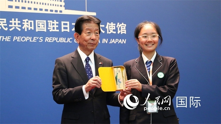 中國(guó)小大使向日本永旺1%俱樂(lè)部理事長(zhǎng)森美樹贈(zèng)送當(dāng)?shù)靥厣Y品。人民網(wǎng) 許可攝