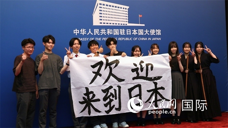 日本小大使現(xiàn)場(chǎng)書寫“歡迎來(lái)到日本”。人民網(wǎng) 許可攝