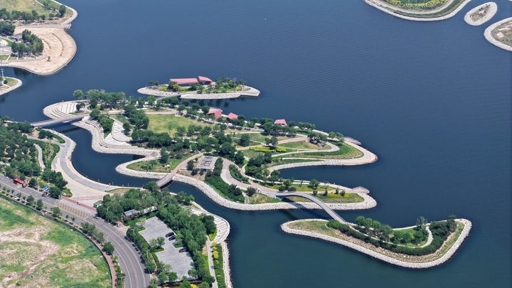 這是2024年6月28日拍攝的天津市濱海新區(qū)南灣公園一景（無人機(jī)照片）。新華社記者 李然 攝