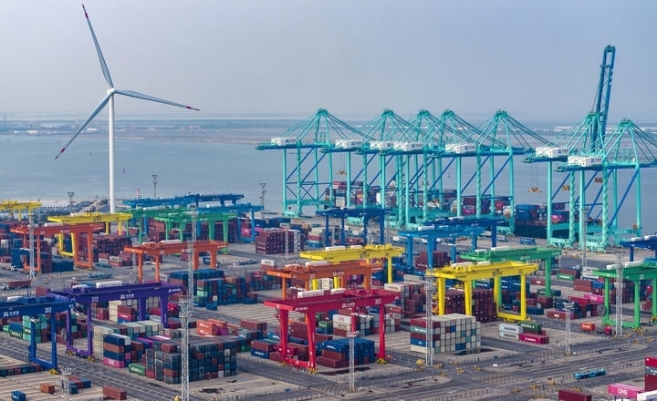 2024年7月3日，一艘集裝箱貨輪?？吭谔旖蚋邸爸腔哿闾肌贝a頭（無人機(jī)照片）。新華社記者 趙子碩 攝