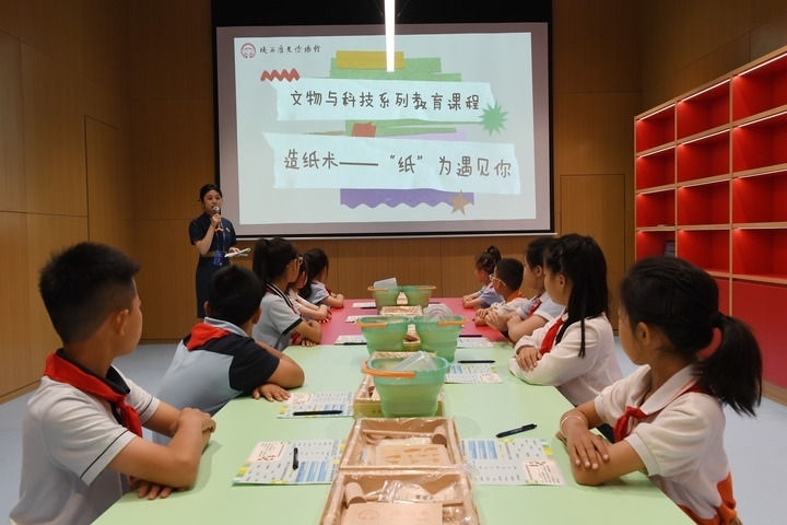 2024年5月18日，小學(xué)生在陜西歷史博物館秦漢館參加“文物與科技”系列教育課程。新華社記者 李一博 攝