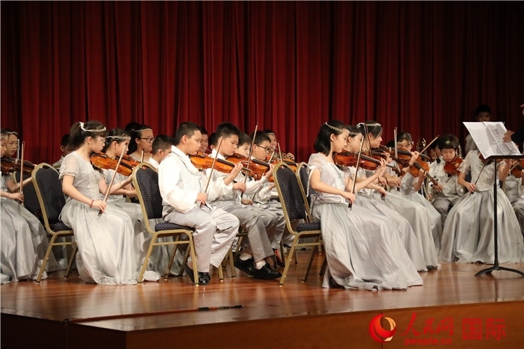北京市學(xué)生金帆藝術(shù)團(tuán)的學(xué)生們演奏音樂(lè)。人民網(wǎng)記者 李志偉攝