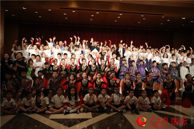 中美青少年藝術(shù)交流匯演活動(dòng)結(jié)束后，嘉賓們與學(xué)生們合影。人民網(wǎng)記者 李志偉攝