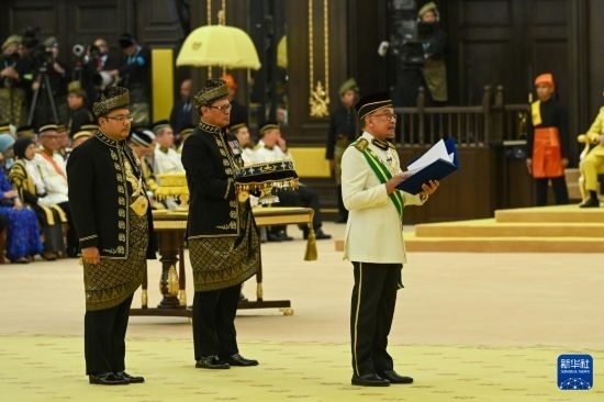  7月20日，馬來西亞總理安瓦爾（右）在吉隆坡出席最高元首登基儀式。新華社發(fā)（馬來西亞新聞局供圖）