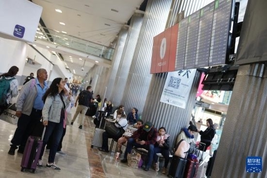 7月19日，在墨西哥首都墨西哥城的貝尼托·華雷斯國際機場，許多航班被延誤或取消，大量旅客在機場等待。新華社發(fā)（弗朗西斯科·卡涅多攝）