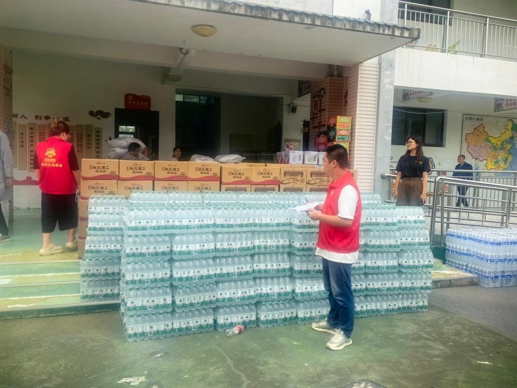 圖為愛(ài)心人士向鳳縣河口鎮(zhèn)中心小學(xué)捐贈(zèng)的物資。新華社記者 劉彤 攝