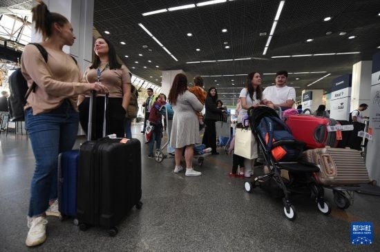 7月19日，受影響航班的旅客在巴西首都巴西利亞機場等待。新華社發(fā)（盧西奧·塔沃拉 攝）