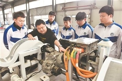 河北省威縣職業(yè)技術(shù)教育中心老師正在為學(xué)生講解電動(dòng)汽車數(shù)字技術(shù)。新華社記者 朱旭東攝