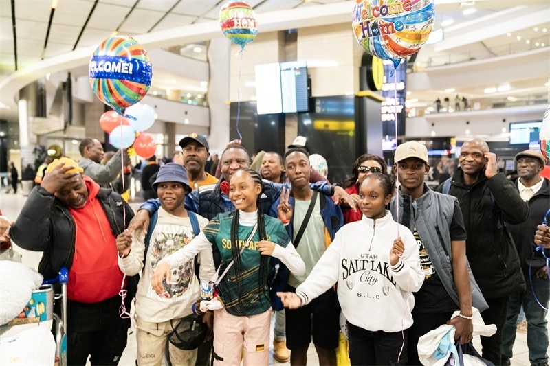 家長們熱情歡迎從中國歸來的學(xué)生。希拉茲·莫林攝