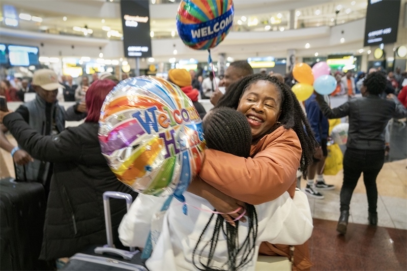 學(xué)生與家長相擁歡慶。希拉茲·莫林攝