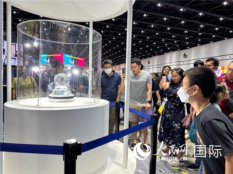 觀眾參觀中國(guó)“嫦娥五號(hào)”探測(cè)器從月球帶回的珍貴樣品。人民網(wǎng)記者簡(jiǎn)承淵攝