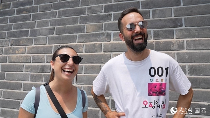 圖為西班牙籍游客塔瑪拉·魯伊斯·查莫羅（左）和馬克·普拉達·巴約納（右）。人民網(wǎng)記者 吳超嵐攝