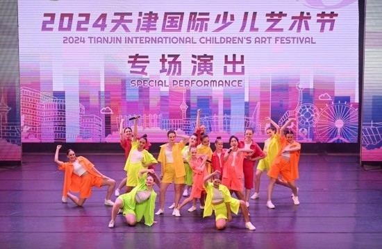 7月22日，來自俄羅斯的舞蹈團演員在藝術節(jié)上展演。新華社記者 趙子碩 攝