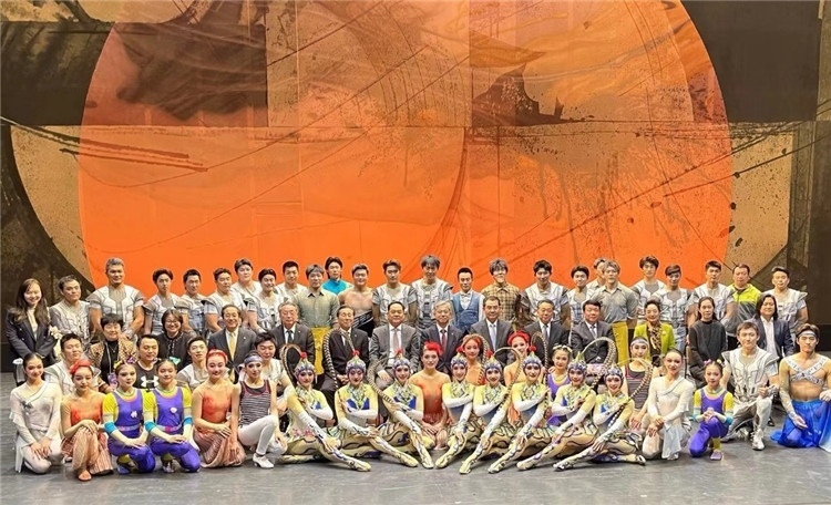 4月12日，中國(guó)人民對(duì)外友好協(xié)會(huì)會(huì)長(zhǎng)楊萬(wàn)明、駐日大使吳江浩及來(lái)自36國(guó)70位駐日使節(jié)代表等現(xiàn)場(chǎng)觀看中國(guó)雜技團(tuán)東京公演。中國(guó)人民對(duì)外友好協(xié)會(huì)供圖