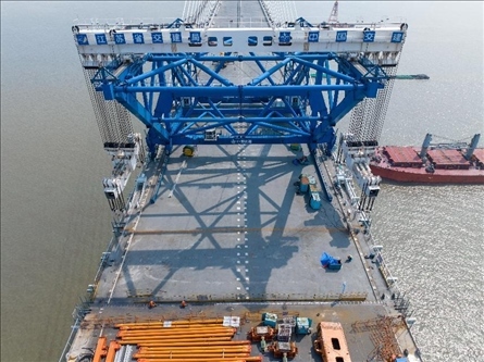 △ 圖為我國(guó)自主研發(fā)的世界最大噸位橋面吊機(jī)。