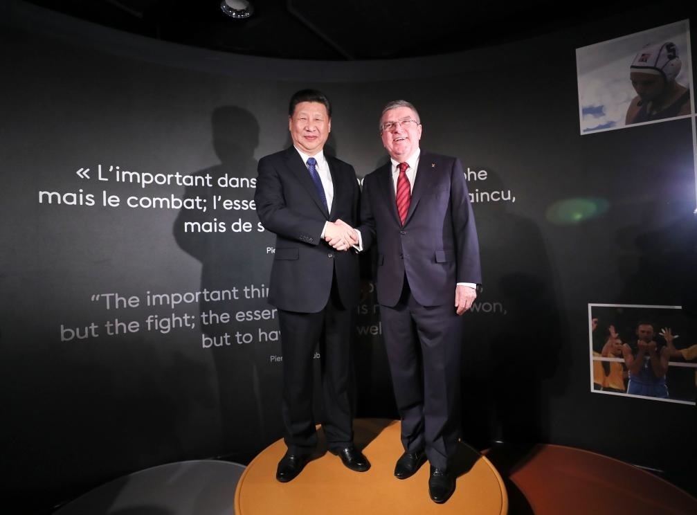 2017年1月18日，國(guó)家主席習(xí)近平在瑞士洛桑國(guó)際奧林匹克博物館會(huì)見(jiàn)國(guó)際奧林匹克委員會(huì)主席巴赫。這是習(xí)近平和巴赫在奧運(yùn)冠軍領(lǐng)獎(jiǎng)臺(tái)上合影。新華社記者 蘭紅光 攝