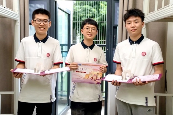 王子源（左）、母翰堯（中）、郭洋君（右）。清華大學供圖