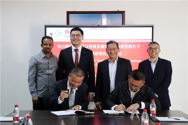 圖2：圖為4月30日孔子學院教學樓項目簽約儀式現(xiàn)場。四川路橋供圖