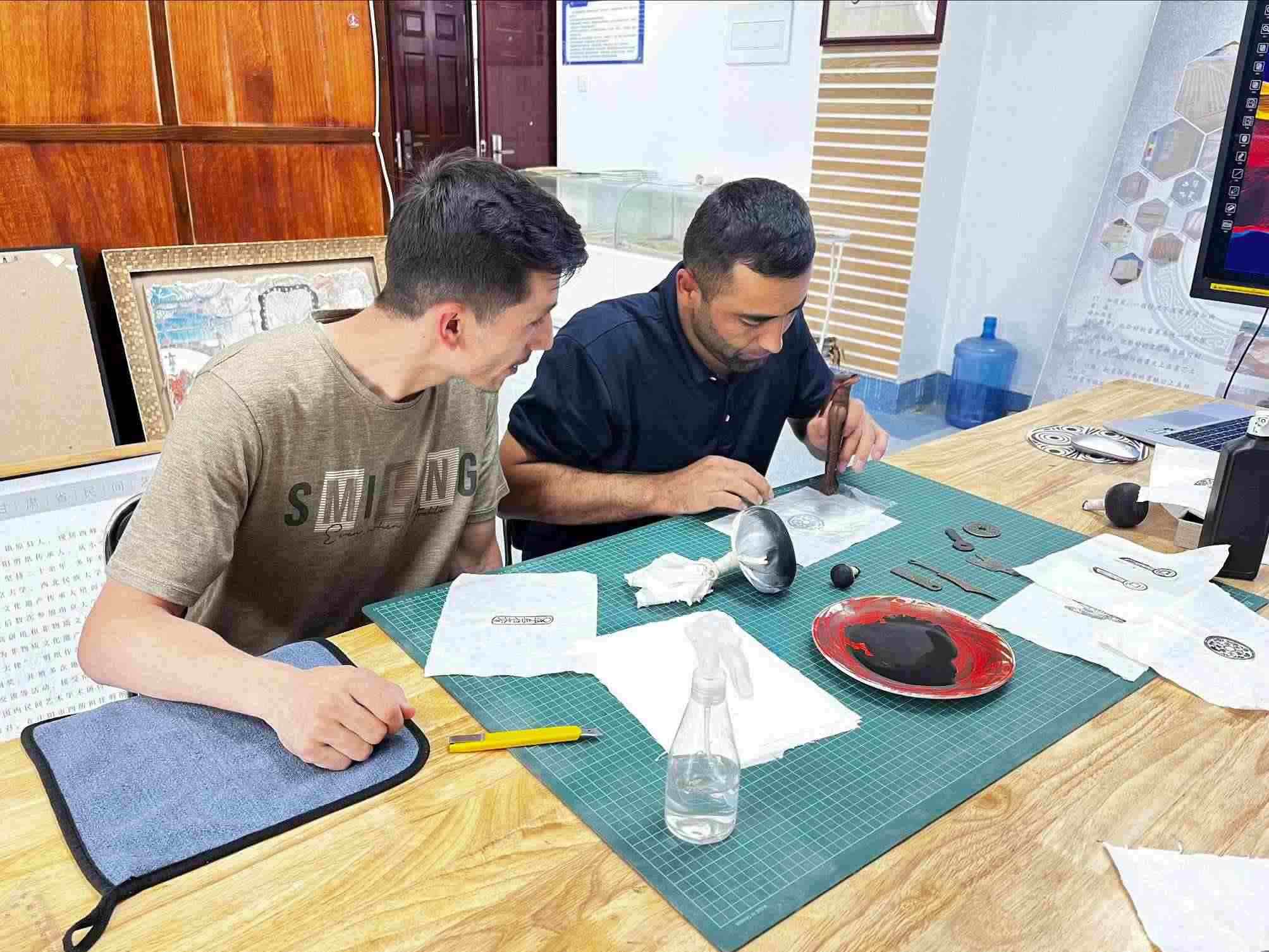 營(yíng)員們動(dòng)手體驗(yàn)“非遺”技藝。校方供圖