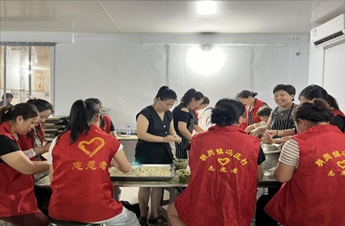 志愿者在以孝治家大食堂工作。（受訪者供圖）