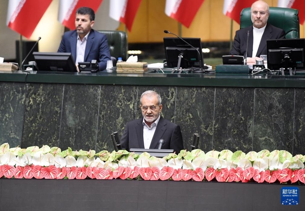 7月30日，佩澤希齊揚(yáng)（前）在伊朗德黑蘭的伊朗議會宣誓就任伊朗總統(tǒng)后發(fā)表就職演說。新華社記者 沙達(dá)提 攝