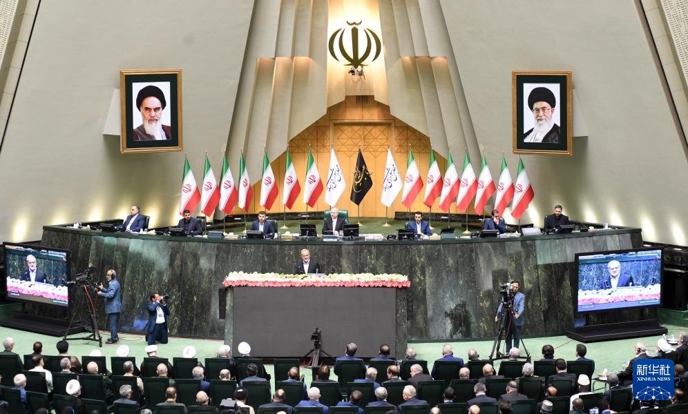 7月30日，佩澤希齊揚(yáng)（中）在伊朗德黑蘭的伊朗議會宣誓就任伊朗總統(tǒng)后發(fā)表就職演說。新華社記者 沙達(dá)提 攝