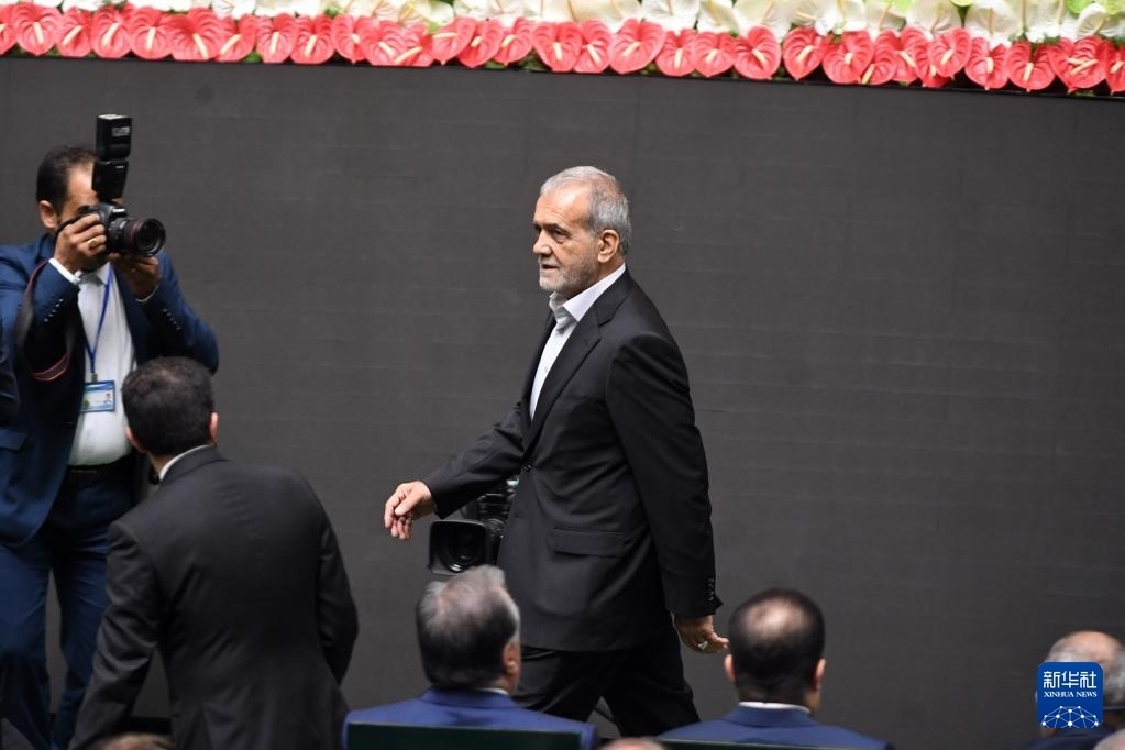 7月30日，在伊朗德黑蘭的伊朗議會，佩澤希齊揚(yáng)（中）抵達(dá)總統(tǒng)就職典禮現(xiàn)場。新華社記者 沙達(dá)提 攝