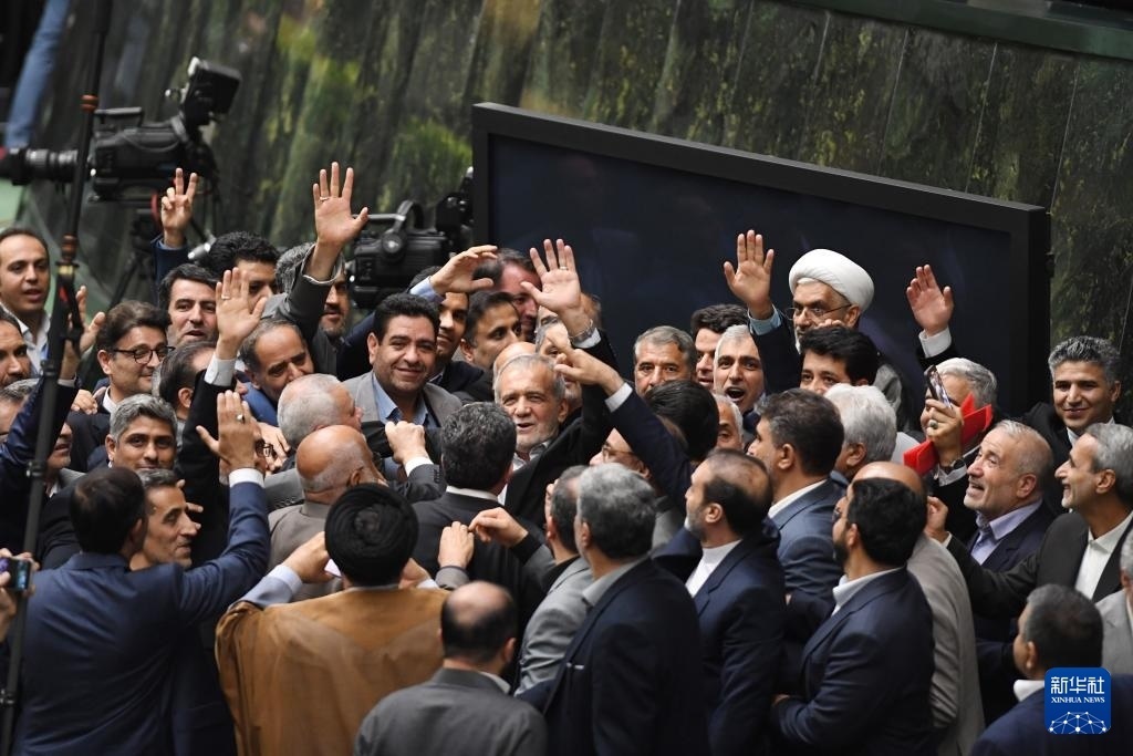 7月30日，在伊朗德黑蘭的伊朗議會，佩澤希齊揚(yáng)（中）離開總統(tǒng)就職典禮現(xiàn)場時揮手致意。新華社記者 沙達(dá)提 攝