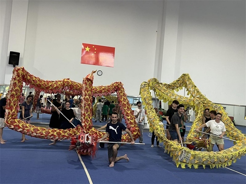 在中國和巴西共迎兩國建交50周年之際，巴西圣保羅州立大學(xué)孔子學(xué)院今年7月成功組織多批、近40名巴西青少年來華進(jìn)行短期訪問交流，圖為訪問團(tuán)成員在中國參加文化體驗(yàn)活動(dòng)。 巴西圣保羅州立大學(xué)孔子學(xué)院供圖