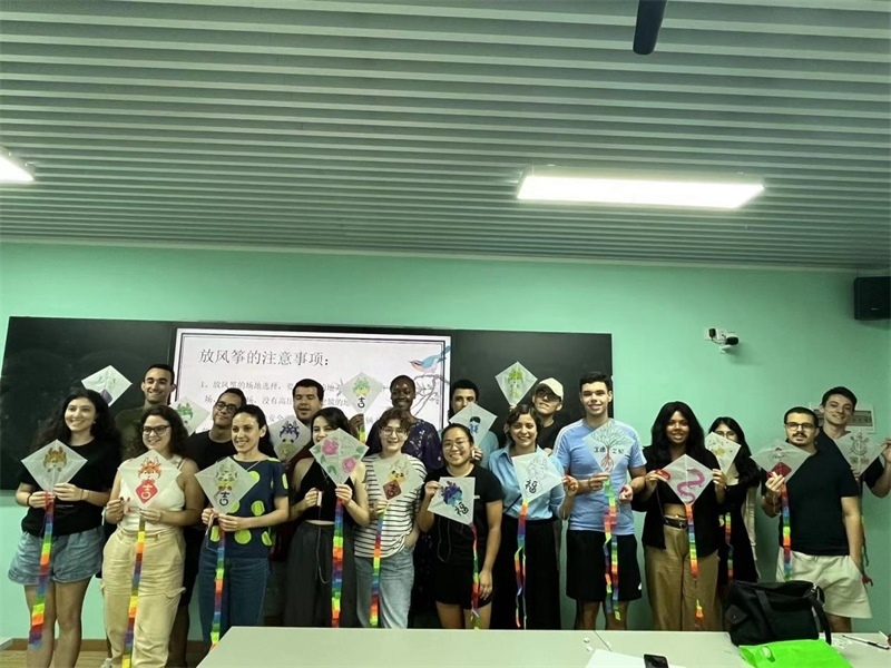 在中國和巴西共迎兩國建交50周年之際，巴西圣保羅州立大學(xué)孔子學(xué)院今年7月成功組織多批、近40名巴西青少年來華進(jìn)行短期訪問交流，圖為訪問團(tuán)成員參加文化體驗(yàn)活動(dòng)。 巴西圣保羅州立大學(xué)孔子學(xué)院供圖