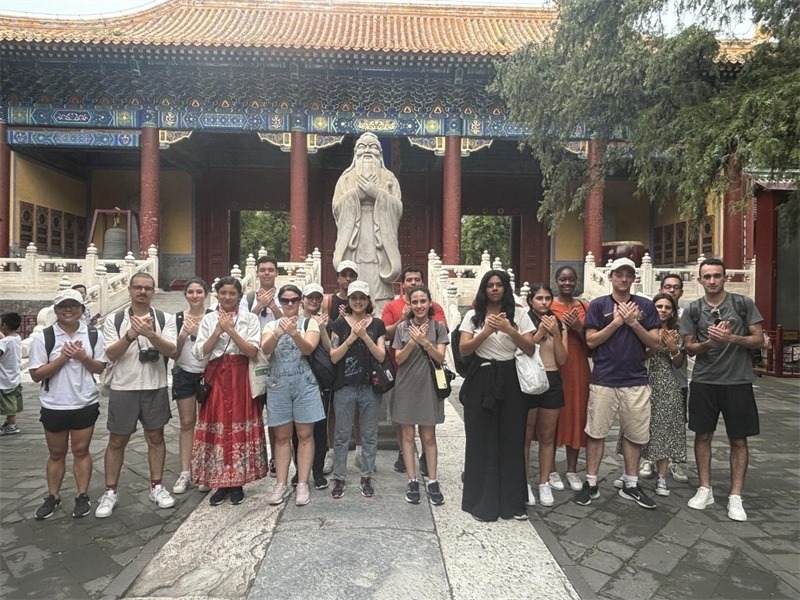 在中國和巴西共迎兩國建交50周年之際，巴西圣保羅州立大學(xué)孔子學(xué)院今年7月成功組織多批、近40名巴西青少年來華進(jìn)行短期訪問交流，圖為訪問團(tuán)成員參加文化體驗(yàn)活動(dòng)。 巴西圣保羅州立大學(xué)孔子學(xué)院供圖