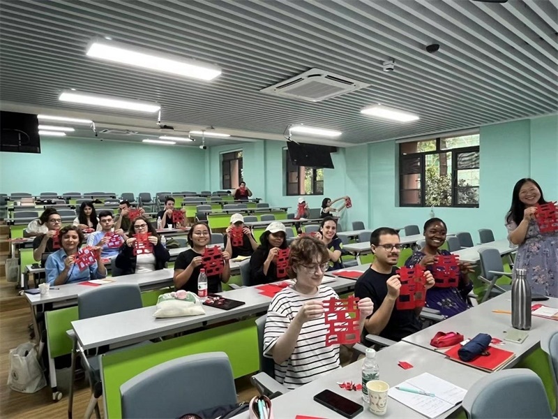 在中國和巴西共迎兩國建交50周年之際，巴西圣保羅州立大學(xué)孔子學(xué)院今年7月成功組織多批、近40名巴西青少年來華進(jìn)行短期訪問交流，圖為訪問團(tuán)成員參加文化體驗(yàn)活動(dòng)。 巴西圣保羅州立大學(xué)孔子學(xué)院供圖