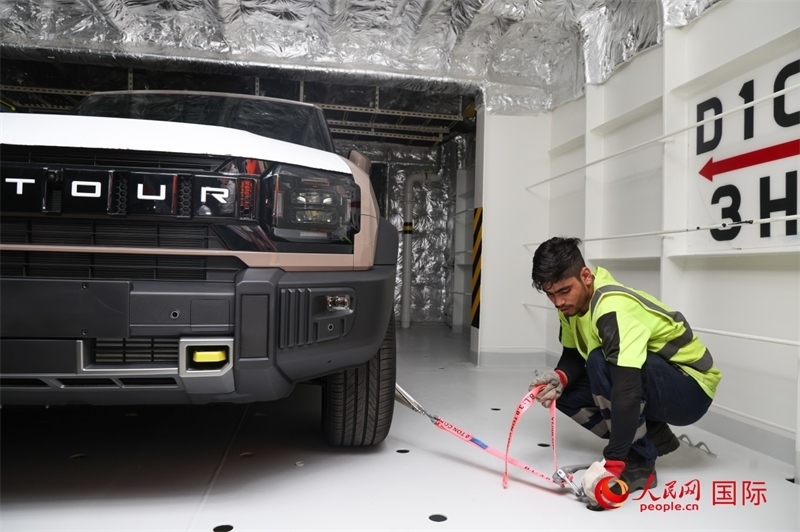 工人正在進(jìn)行卸車作業(yè)。人民網(wǎng)記者任皓宇攝