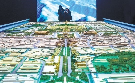 首都博物館“輝煌中軸”展廳內(nèi)，十六米長的中軸線沙盤，配以立體投影技術(shù)，展現(xiàn)北京中軸線之壯美。 本報(bào)記者 武亦彬攝