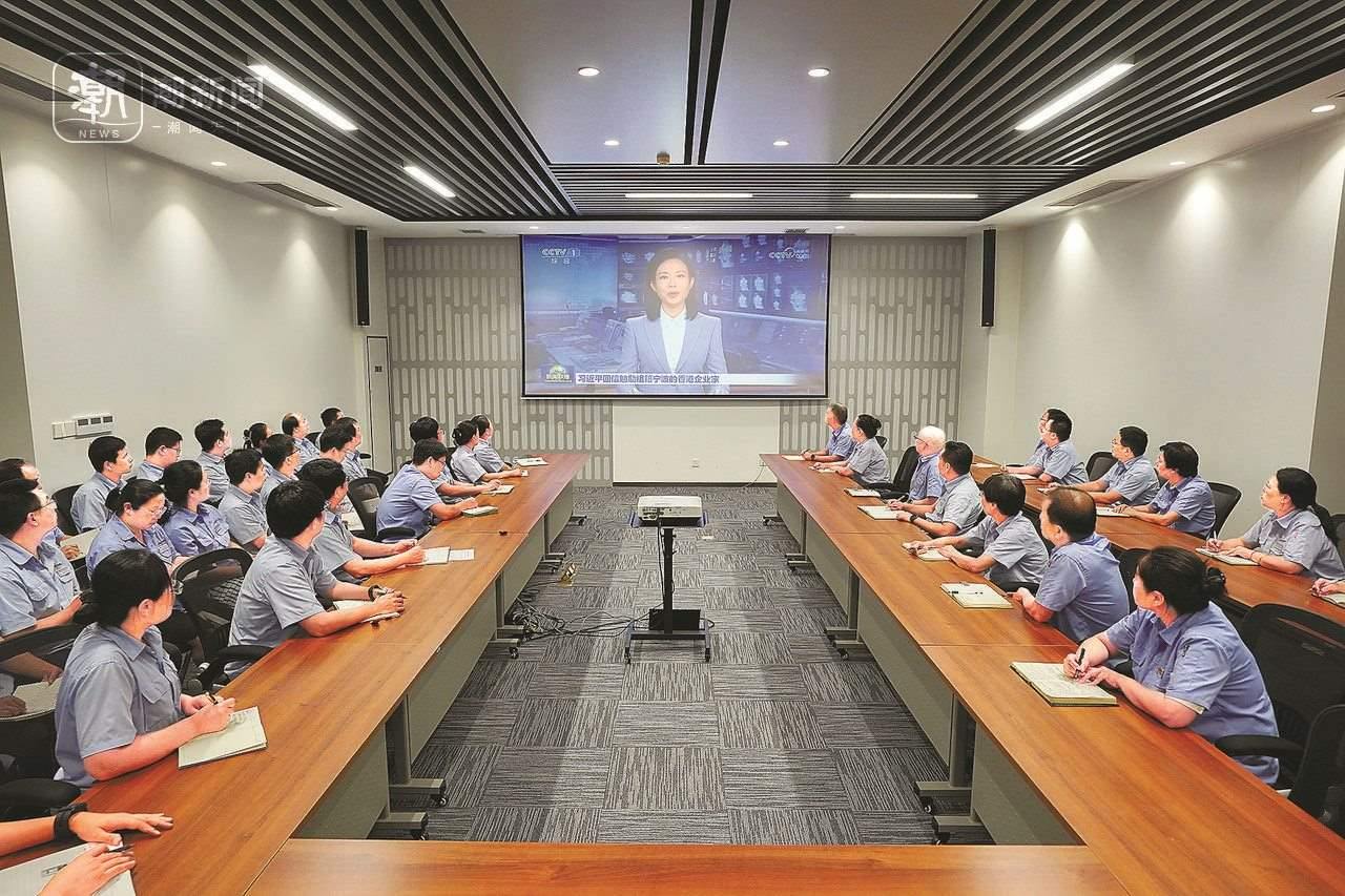 2024年8月1日晚，寧波永新光學(xué)股份有限公司員工集體觀看央視《新聞聯(lián)播》關(guān)于國家主席習(xí)近平給包陪慶、曹其鏞等祖籍寧波的香港企業(yè)家回信的報道。潮新聞記者 賀元凱 彭鵬 周旭輝 攝