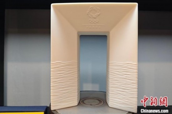 白瓷作品《凱旋尊》巧妙融合了法國與中國最具象征意義的藝術(shù)形式和元素進(jìn)行再創(chuàng)造。 吳冠標(biāo) 攝