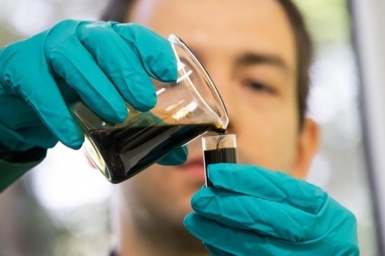 2022年5月24日，在匈牙利薩茲豪隆包陶多瑙河煉油廠，一名工人對(duì)通過(guò)阿德里亞輸油管道運(yùn)達(dá)的原油樣品進(jìn)行質(zhì)量分析。新華社發(fā)（弗爾季·奧蒂洛攝）