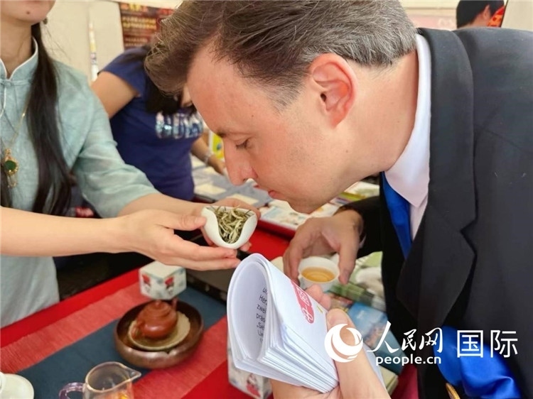 德國市民品鑒中國茶。人民網(wǎng)記者 劉赫攝